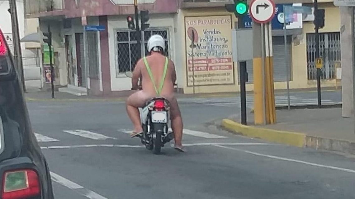 Homem é flagrado pilotando moto vestindo tanga