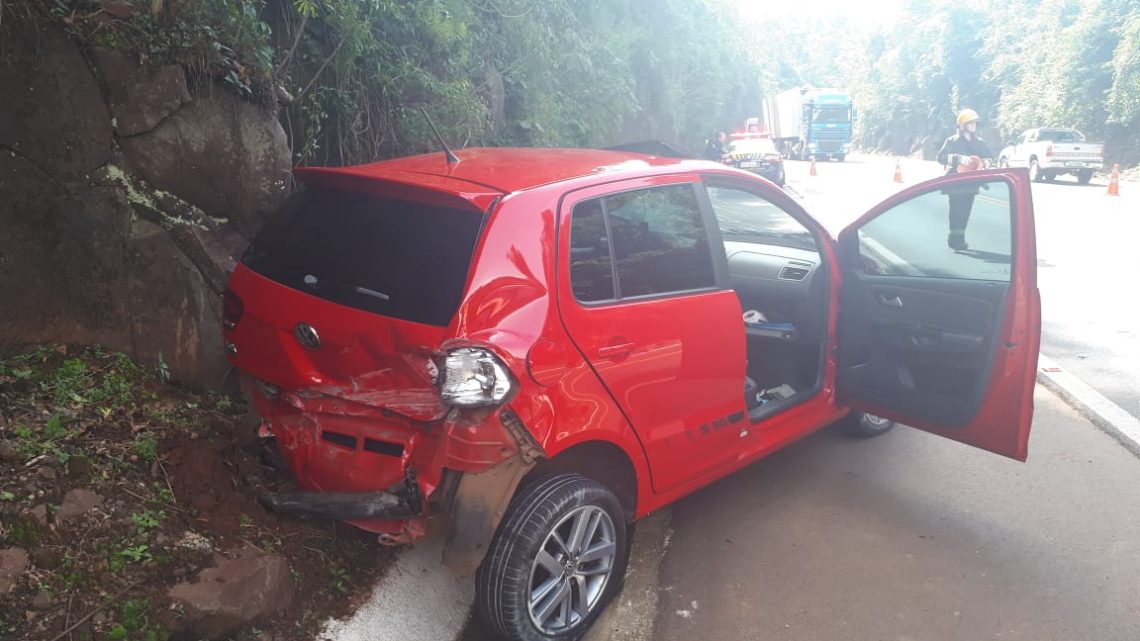 Saída de pista seguida de choque em barranco deixa condutor ferido na BR-282