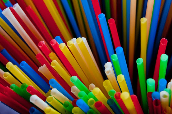 Sancionada em SC lei que proíbe uso de canudinhos plásticos em casas comerciais
