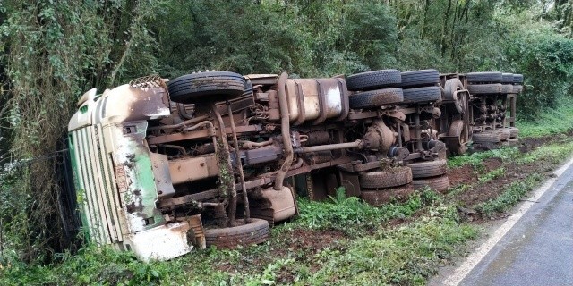 Carreta do Paraguai carregada de milho tomba na BR 282 em Pinhalzinho