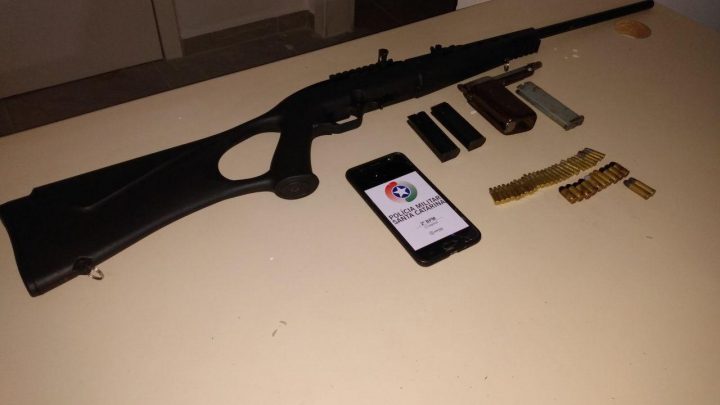 Adolescente é detido com arsenal de armas de fogo no bairro Efapi