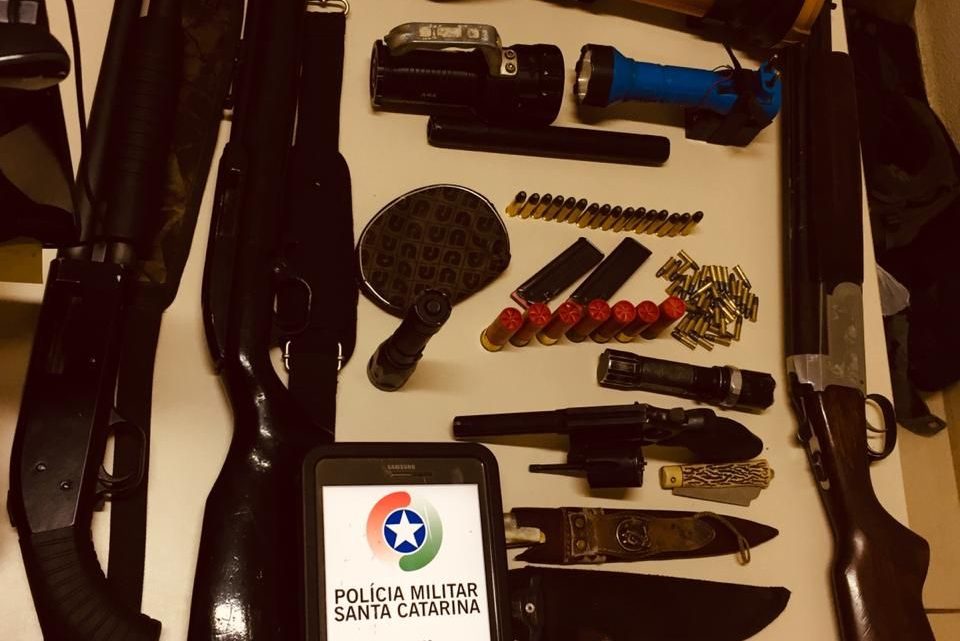 Caçadores ilegais são presos com armas de fogo de uso restrito