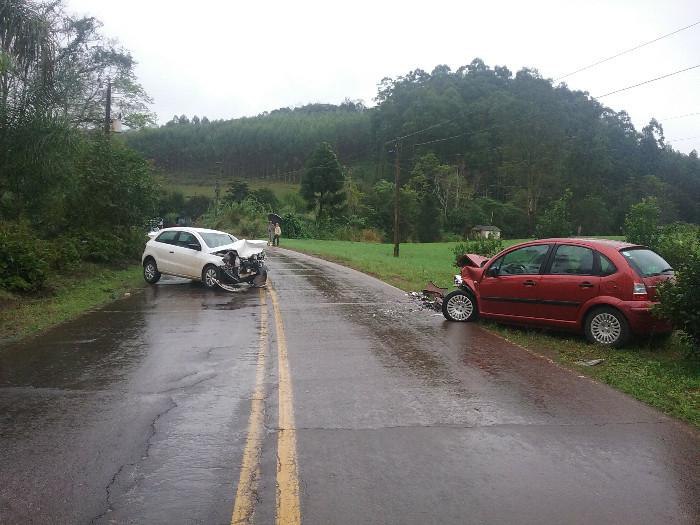 Dois veículos colidem de frente na SC 469 em Caxambu do Sul