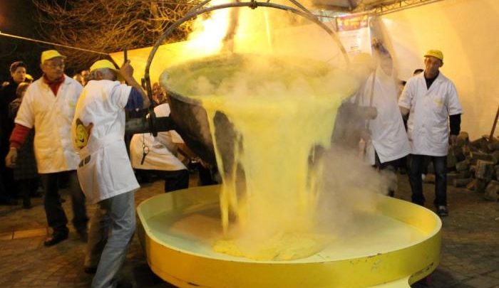 Polenta gigante de 800 quilos atrai milhares de visitantes ao 10º “Polentaço”