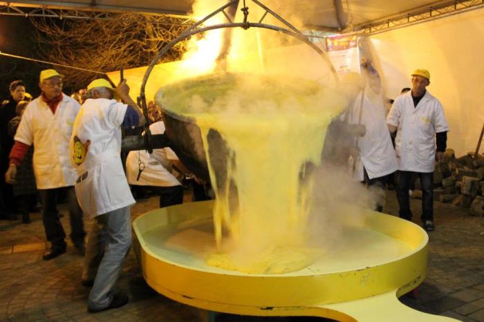 Polenta gigante de 800 quilos atrai milhares de visitantes ao 10º “Polentaço”