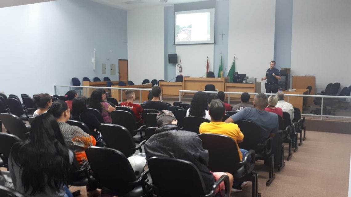 Infratores de trânsito de Chapecó cumprem pena alternativa participando de palestras educativas