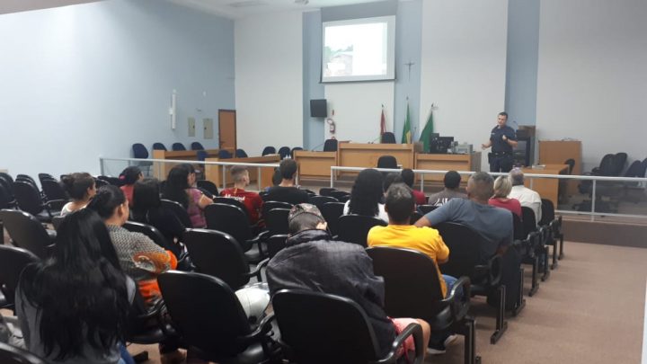 Infratores de trânsito de Chapecó cumprem pena alternativa participando de palestras educativas