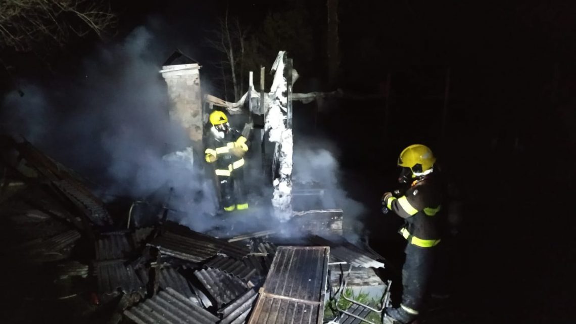 Casa é totalmente destruída pelo fogo em Chapecó