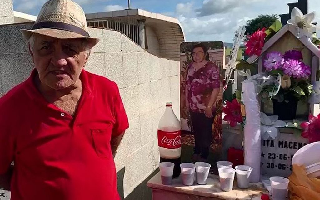 Viúvo reúne amigos e parentes para festejar aniversário de esposa em cemitério