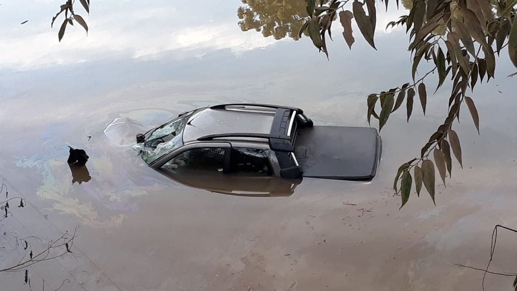 Veículo sai da pista e cai dentro de represa na SC-155