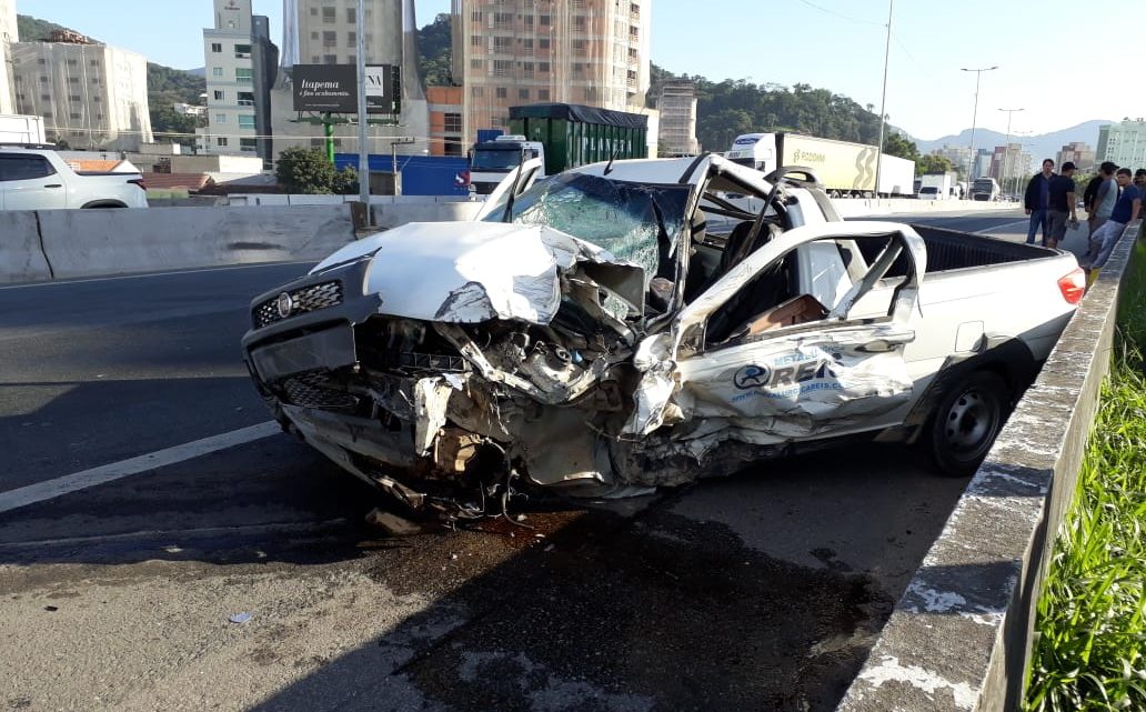 Motorista invade a contramão na BR-101 sentido Itapema-BC e causa acidente