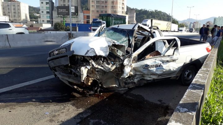 Motorista invade a contramão na BR-101 sentido Itapema-BC e causa acidente