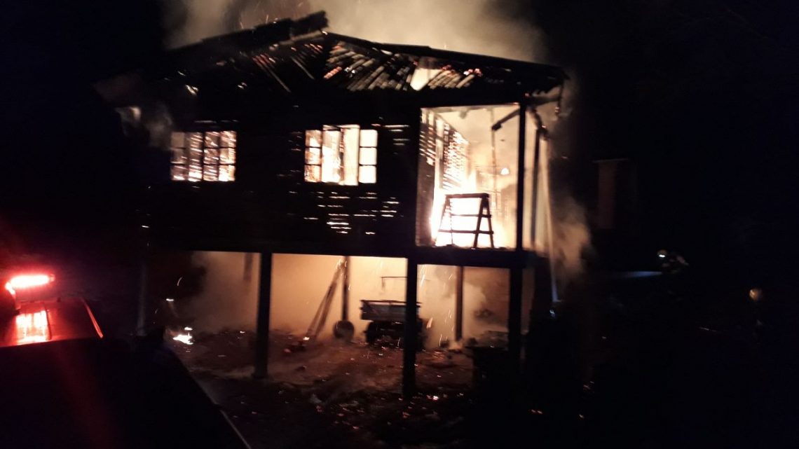 Casa e carreta agrícola são destruídas pelo fogo no Faxinal dos Rosas