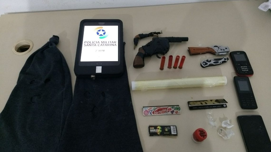 Homem é preso com arma artesanal, munições, balaclava e artefatos para embalo de drogas no bairro Efapi