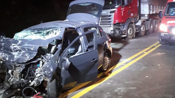 Mulher de 23 anos morre após colisão frontal do seu veículo com um caminhão na SCT-480 no Goio-Ên