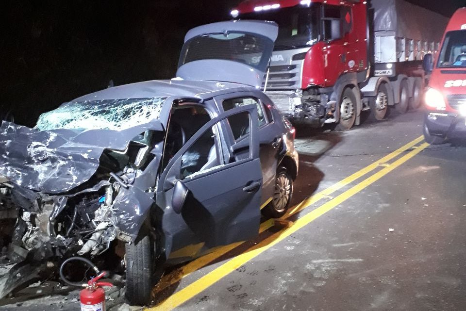 Mulher de 23 anos morre após colisão frontal do seu veículo com um caminhão na SCT-480 no Goio-Ên