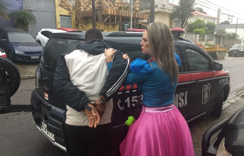 Vestida de princesa, guarda municipal prende homem em flagrante por roubo