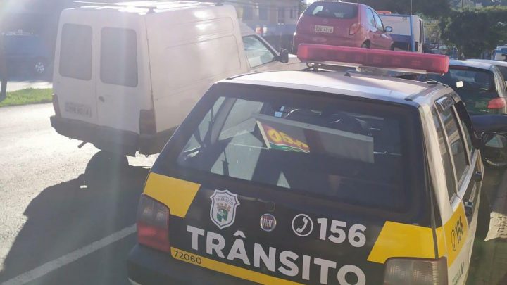 Veículo é apreendido com mais de 7 mil reais em multas na maioria por não pagamento de estacionamento rotativo em Chapecó