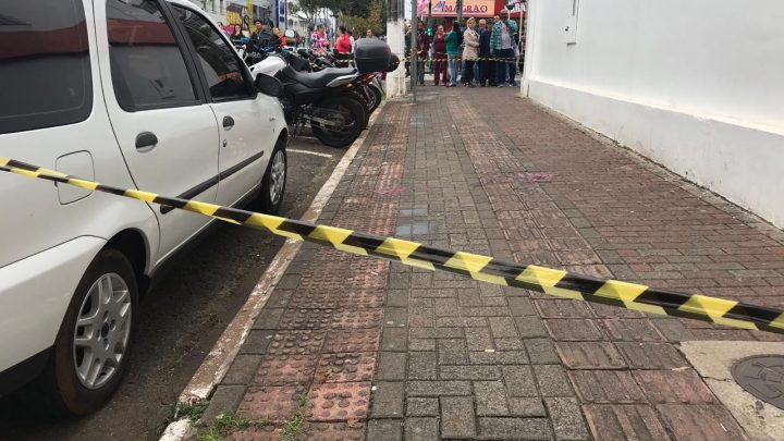 Mulher é vítima de tentativa de latrocínio no centro de Chapecó – Veja o vídeo