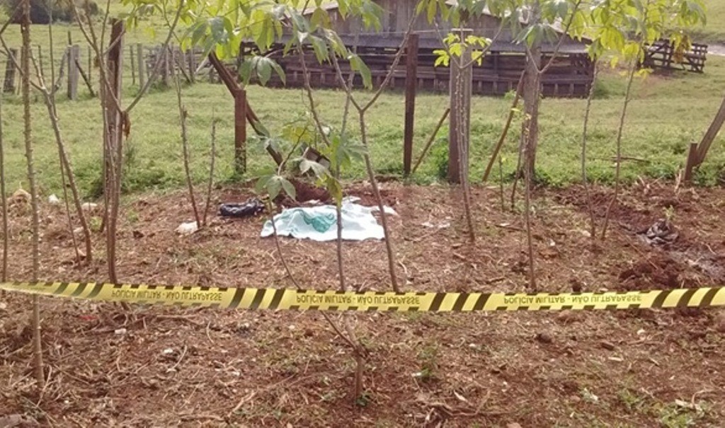 Mulher de 25 anos afirma ter dado à luz e enterrado criança na horta de casa