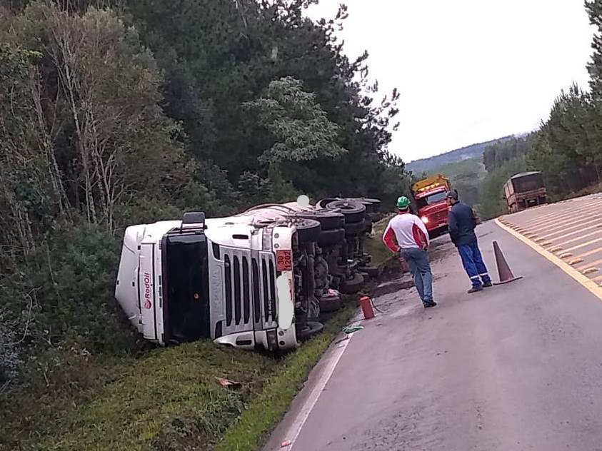 Carreta carregada com óleo diesel tomba na BR-282 entre Ponte Serrada e Irani