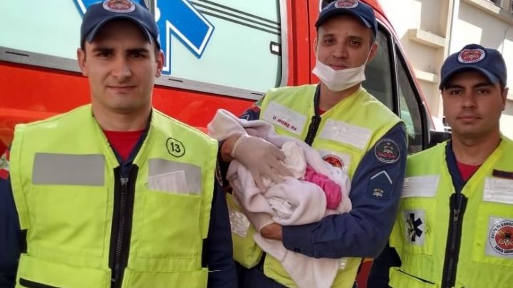 Mãe dá a luz e finge encontrar bebê em lixeira para ocultar gravidez dos pais