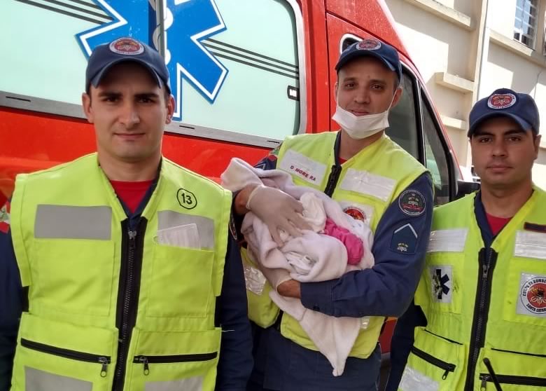 Mãe dá a luz e finge encontrar bebê em lixeira para ocultar gravidez dos pais