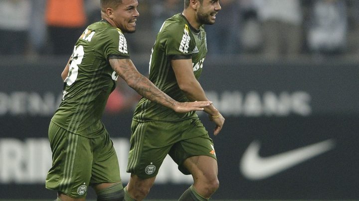 Chapecoense contrata o atacante Henrique Almeida do Grêmio