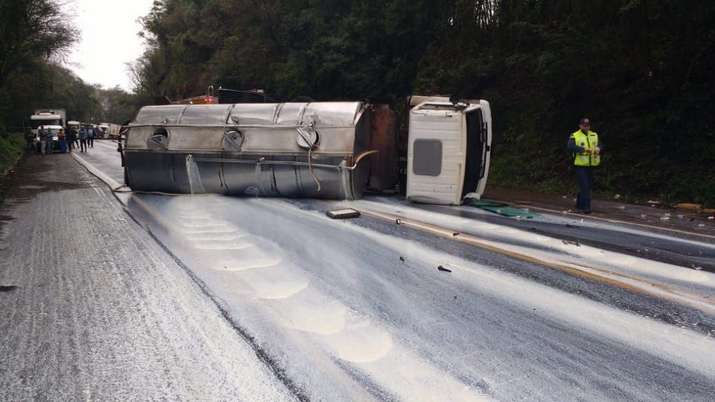 Caminhão de leite capota na BR-282 em Pinhalzinho