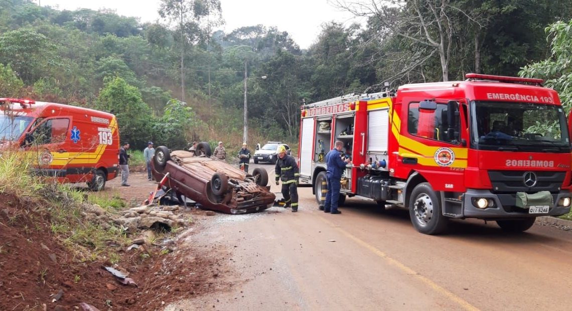 Veículo capota em Itá e deixa motorista preso nas ferragens