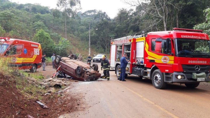Veículo capota em Itá e deixa motorista preso nas ferragens