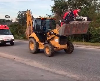 Obeso é socorrido com retroescavadeira em SC