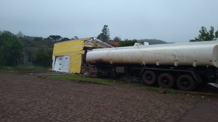 Caminhão desgovernado invade duas residências em São Domingos