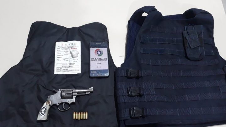 Homens são presos com arma e coletes balísticos em Chapecó