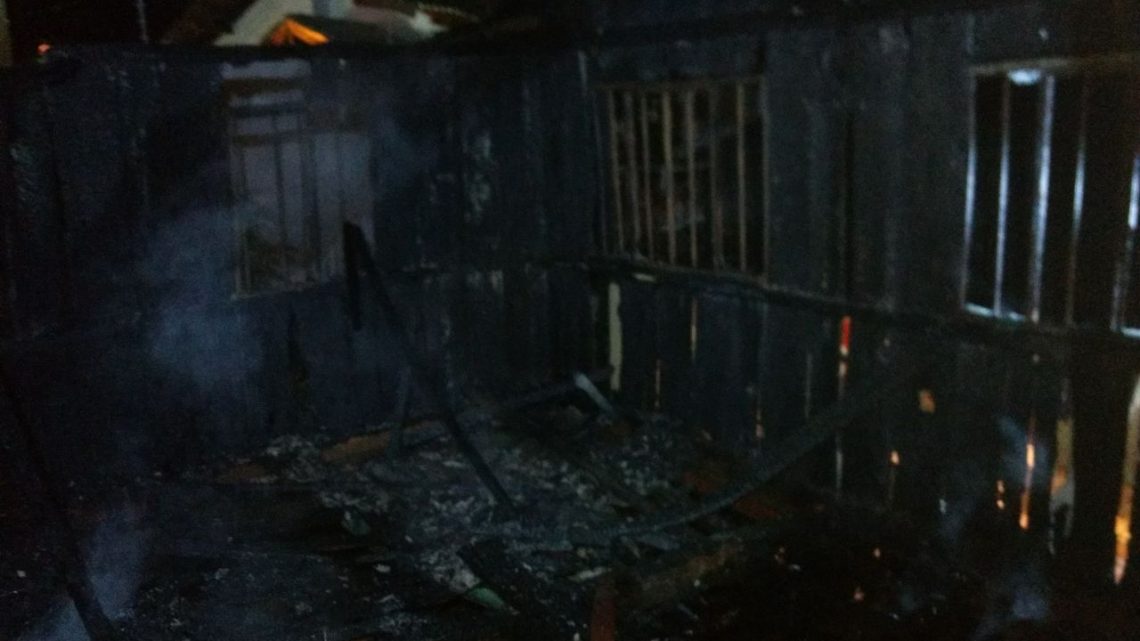 Residência de madeira é destruída pelo fogo em Chapecó