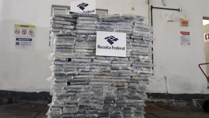 Mais de 1 tonelada de cocaína é encontrada em contêiner de navio em porto de SC