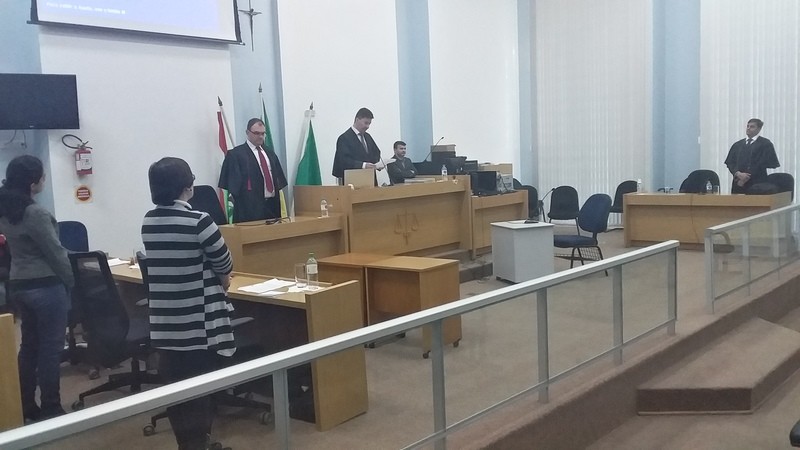 Mesmo sem comparecer ao júri, réu é condenado a seis anos de prisão em Chapecó