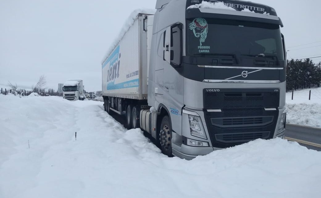 Caminhoneiros do Oeste estão parados nas fronteiras entre Chile e Argentina devido a nevasca