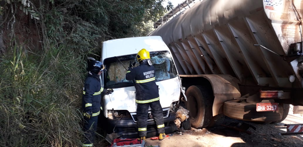 Acidente entre Van e caminhão deixa motorista preso em União do Oeste