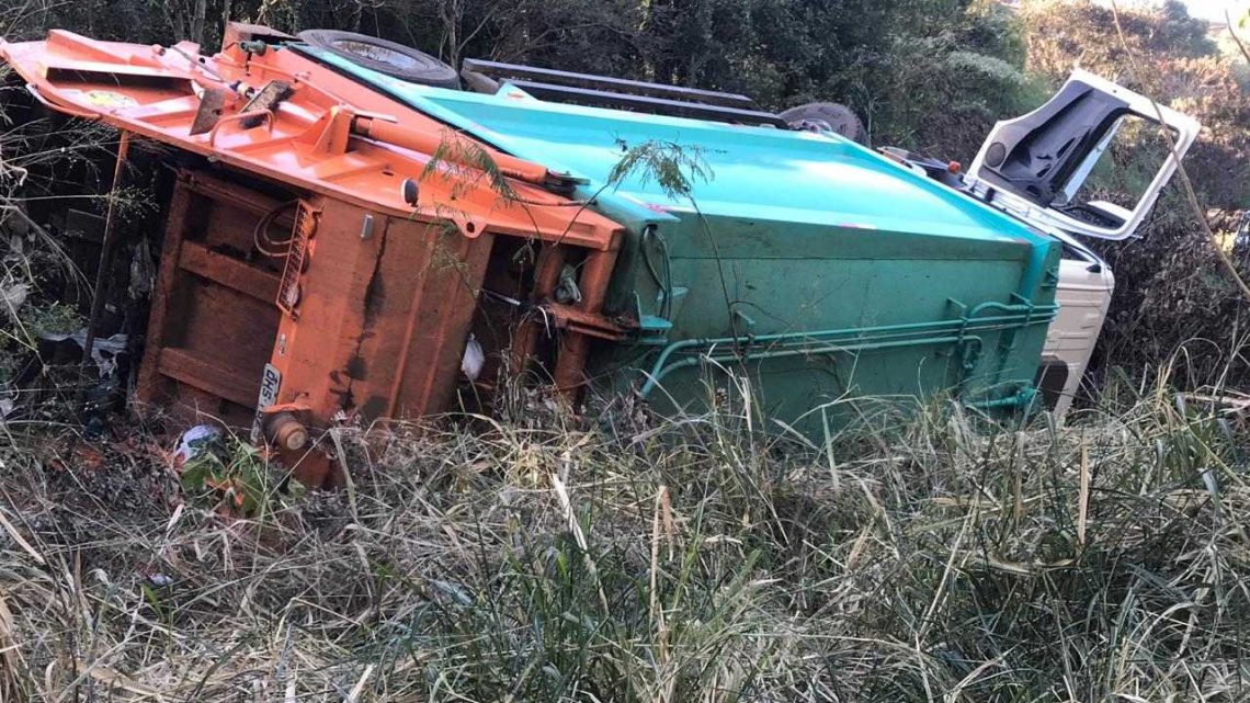 Caminhão de lixo tomba no contorno viário em Chapecó