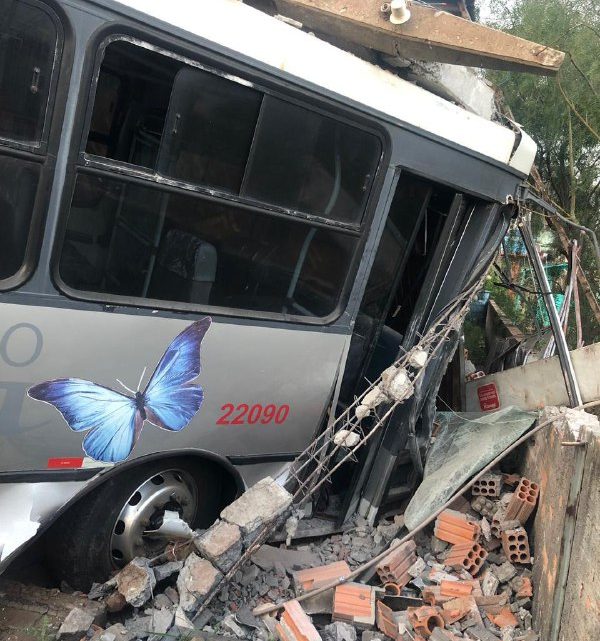 Crianças ficam feridas em saída de pista de ônibus escolar em Seara