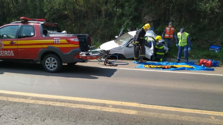 Veículo sai da pista e colide com placa de sinalização em Caibi