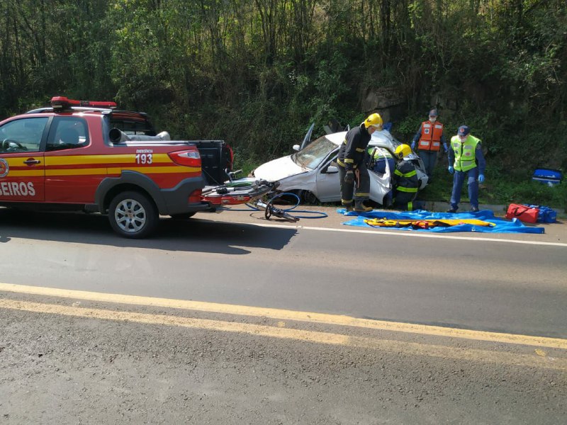 Veículo sai da pista e colide com placa de sinalização em Caibi