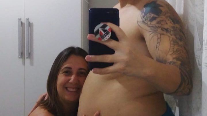 Homem trans engravida para realizar sonho do casal de ter filhos