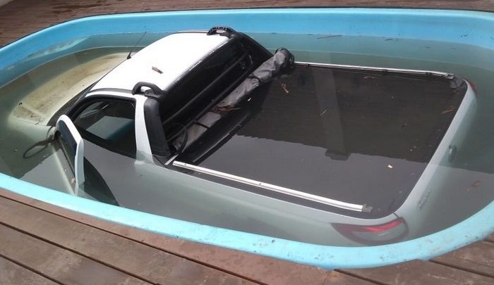 Carro cai em piscina após motorista esquecer de puxar o freio de mão em SC