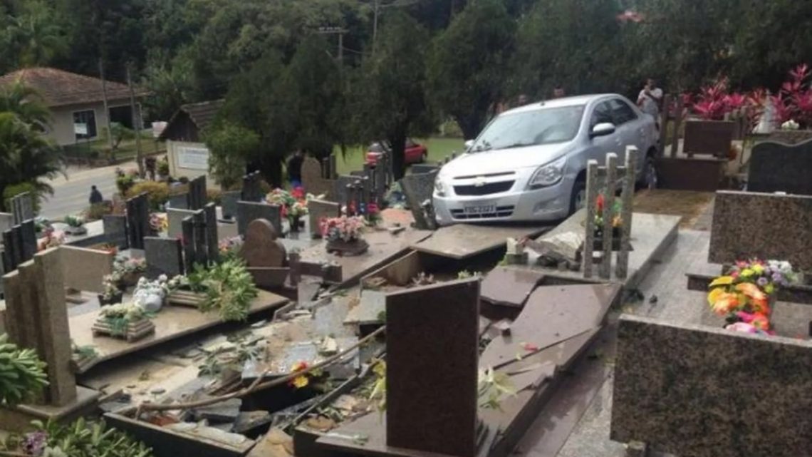 Carro desgovernado invade cemitério e destrói túmulos