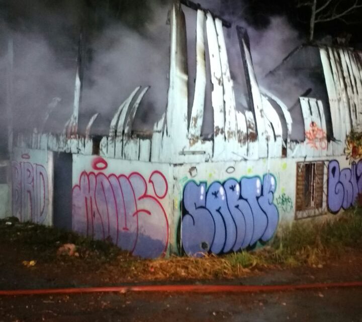 Bombeiros são apedrejados durante combate de incêndio no São Pedro em Chapecó