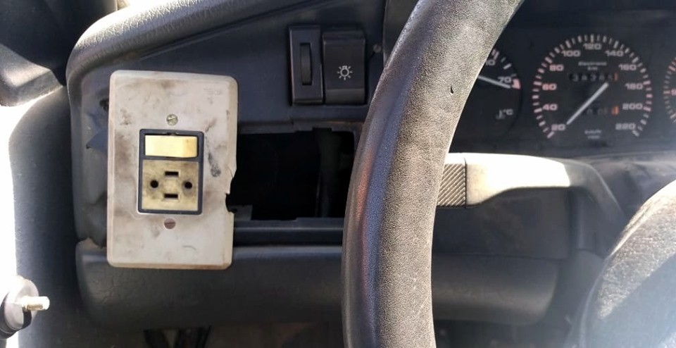 Dono improvisa interruptor para acionar os faróis do carro em SC