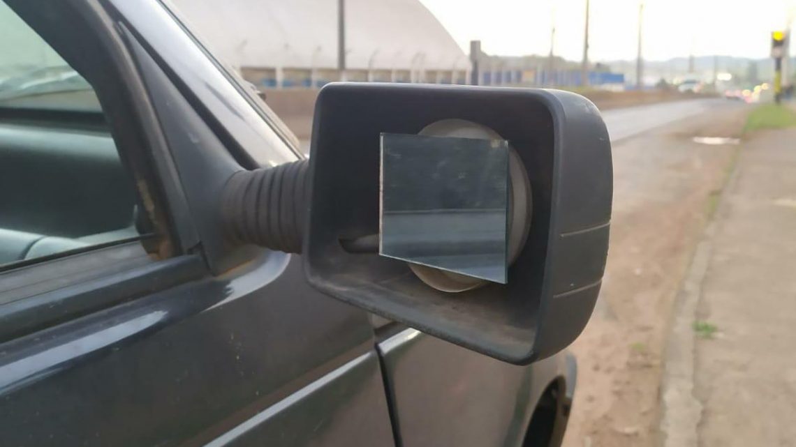 Agentes de trânsito removem veículo com quase 12 mil reais em débitos e espelho retrovisor improvisado