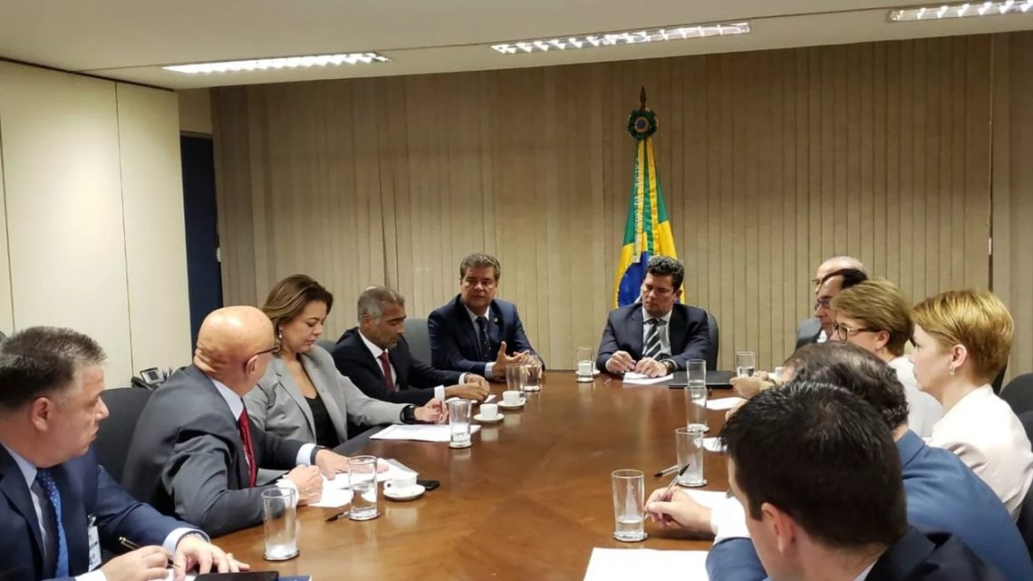 Familiares de vítimas do voo da Chapecoense têm reunião com ministro Sérgio Moro